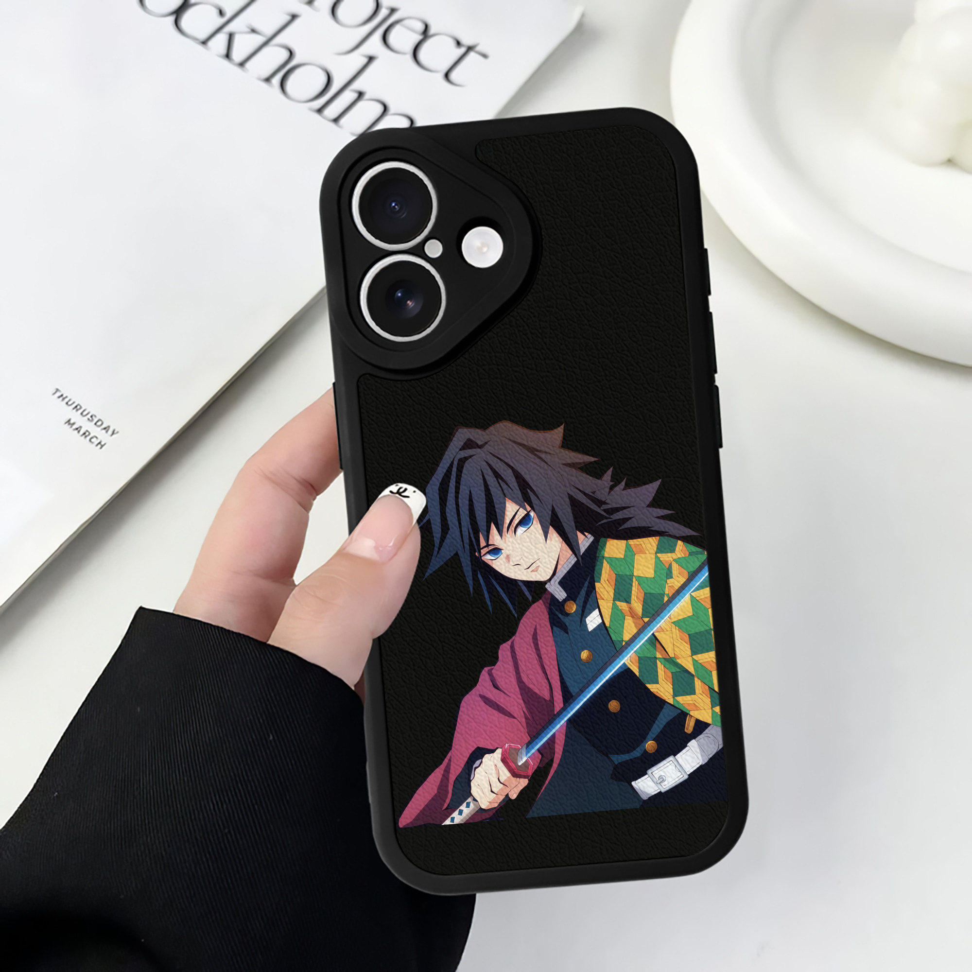 （画像用） 鬼滅の刃（きめつのやいば）水柱-冨岡 義勇／とみおか ぎゆう Tomioka Giyuu 【iPhone 16シリーズ対応】シリコンスマホケース（レザー調） 材質：シリコン